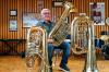 "Als Tubist muss man immer da sein": Bernhard Hupp mit (von links) B-, F- und C-Tuba.