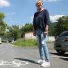 Angela Haas vor einer Radwegemarkierung an der Sinn in Schaippach.