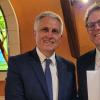 Oberbürgermeister Joël Bruneau (links) und Bürgermeister Martin Heilig bekräftigten mit einem Händedruck die Partnerschaft zwischen Caen und Würzburg.