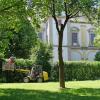 Beim Zurückschneiden der Hecke des Biergartens neben der Wallfahrtskirche Fährbrück. Bis zum Hubertusfest am 29. Juni soll der Festplatz wieder hergerichtet sein. Beim Zurückschneiden der Hecke des Biergartens neben der Wallfahrtskirche Fährbrück. Bis zum Hubertusfest am 29. Juni soll der Festplatz wieder hergerichtet sein.