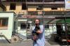 Tierheimleiterin Ursula Boehm mit Zoey vor dem neu entstehenden Katzenhaus. Die 13 Jahre alte Hundedame darf zwar nicht ins neue Gebäude, bis das fertig ist, soll sie aber auch möglichst längst vermittelt sein.