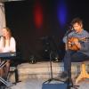 Bei der Bergrheinfelder Kulturwoche begeisterte Christin Henkel, hier mit ihrem Vater an der Gitarre, die Besucherinnen und Besucher mit ihren teils dunkelschwarz humorigen Liedern.