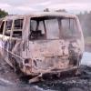 Völlig ausgebrannt ist dieser VW Bus am Sonntag auf der Bundesstraße bei Wiesentheid. Das Fahrzeug hatte auch einen Gastank.