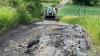 Am Weg zum Kreuzrangen war der Feldweg besonders tief ausgeschwemmt, deshalb war hier viel Schotter zur Schadensbehebung erforderlich. Foto: Lothar Riedel