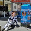 Tierrechtsaktive protestieren gegen die besonders grausame Form der Anbindehaltung in der Milchindustrie in Würzburg.