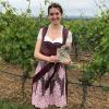 Weinprinzessin Julia mit einem besonders schönen  Exemplar eines "Ammonshorns".