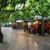 Zumindest ein bisschen Schutz: Fussballfans in Dortmund haben sich beim strömenden Regen an Imbissbuden untergestellt.