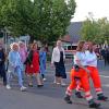 Die Ehrengäste beim Festzug zum 60-jährigen Jubiläum der BRK-Bereitschaft Bergtheim. In der ersten Reihe nach den Rot-Kreuzler-Frauen waren (von links) die Oberpleichfelder Bürgermeisterin Martina Rottmann, Bezirksrätin und stellvertretende Vorsitzende des BRK-Kreisbands Würzburg Rosa Behon und die stellvertretende Bergtheimer Bürgermeisterin Angelika Königer dabei.