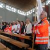 Beim ökumenischen Festgottesdienst in der Bergtheimer Pfarrkirche mit Ewald Bauer und der Rot-Kreuz-Fahne (rechts) sowie den Mitgliedern der BRK-Bereitschaft Bergtheim und deren Ehrengästen.