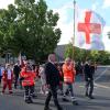 Beim Festzug zum 60-jährigen Jubiläum der BRK-Bereitschaft Bergtheim gingen Bereitschaftsleiter Markus Bauer und sein Stellvertreter Jannik Freibott (rechts) zusammen mit dem Fahnenträger Ewald Bauer voraus.
