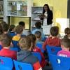 Abgeordnete Barbara Becker bei der Lesestunde in der Grundschule Wiesentheid.