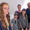 Die Eheleute Thomas und Tanja Strohmaier mit ihren Töchtern Franziska und Paula waren neben Waldemar Schad die Einzigen, die die Möglichkeit nutzten, nicht in einer Mannschaft, sondern nur am Bürgerschießen teilzunehmen. Dabei gelang der neuen Jugend-Bürgerkönigin Franziska Strohmaier (links) mit einem 21,2 (= Hundertstel Abstand) - Teiler der beste Schuss aller 95 Einzelschützen. Die Eheleute Thomas und Tanja Strohmaier mit ihren Töchtern Franziska und Paula waren neben Waldemar Schad die Einzigen, die die Möglichkeit nutzten, nicht in einer Mannschaft, sondern nur am Bürgerschießen teilzunehmen. Dabei gelang der neuen Jugend-Bürgerkönigin Franziska Strohmaier (links) mit einem 21,2 (= Hundertstel Abstand) - Teiler der beste Schuss aller 95 Einzelschützen.