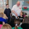 Schülerinnen und Schüler spielen Geschichten nach und lernen dabei spielend Englisch.