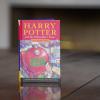 Eine tadellose Erstausgabe von J.K. Rowlings Buch "Harry Potter und der Stein der Weisen", eine von nur 500 Exemplaren der ersten Auflage von 1997.
