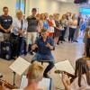 Für einen musikalischen Ohrenschmaus sorgte beim Helferfest der Nachbarschaftshilfe das Gitarrenensemble der Sing- und Musikschule unter der Leitung  des Musiklehrers Oliver Thedieck.