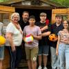 Die Schüler der Dr.-Paul-Eber-Schule freuen sich gemeinsam mit der 1. Bürgermeisterin Astrid Glos, Schulleiter Fabian Forster und Sportlehrerin Martina Dexler über die Spielgeräte aus den Händen der AOK-Bewegungsfachkraft Daniela Keller.
