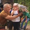 Falkner Walter Reinhart zeigt den Kindern einen Gerfalken.