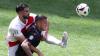 Kroatiens Bruno Petkovic (l) und Albaniens Rey Manaj im Zweikampf um den Ball.