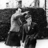Bei seinem Einzug in die Schule von Gordonstoun zeigt der leitende Direktor Iain Tennant dem Kronprinzen Prinz Charles (r) die Räume, in denen dessen Vater Prinz Philip, der Herzog von Edinburgh, seine Schulzeit verbracht hat.