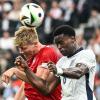 Dänemarks Rasmus Höjlund (l) und Englands Marc Guehi liefern sich ein Kopfballduell.