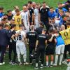 Das slowenische Team spricht sich nach dem 1:1 gegen Serbien Mut zu.