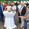 Viel Spaß hatten (am Tisch von links) die stellvertretende Bezirkstagspräsidentin Maria Hossmann, der Ärztliche Direktor Dominikus Bönsch, Pflegedirektorin Marianne Schaffarczik, Verwaltungsdirektor Bernd Ruß, Bürgermeister Mario Paul, Bezirkstagspräsident Stefan Funk und die Vorsitzende des Fördervereins, Bärbel Imhof, mit den Klanginstrumenten.