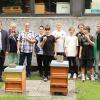 Das Foto zeigt die jungen Imker mit (von links) Yvonne Leidner, Schulleiter Sebastian Hofmann, Bürgermeister Wolfram Thein, das Ehepaar Töpfer und (von rechts, stehend) Bürgermeister Günter Pfeiffer und Projektleiterin Julia Appel hinter den Kästen der beiden Bienenvölker Das Foto zeigt die jungen Imker mit (von links) Yvonne Leidner, Schulleiter Sebastian Hofmann, Bürgermeister Wolfram Thein, das Ehepaar Töpfer und (von rechts, stehend) Bürgermeister Günter Pfeiffer und Projektleiterin Julia Appel hinter den Kästen der beiden Bienenvölker