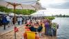 Zahlreiche Menschen besuchen am Samstag 22.06.24 das Promenaden Weinfest in Kitzingen am Main. Für die Partystimmung am Weinfest sorgten die "Partyvögel".