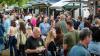 Zahlreiche Menschen besuchen am Samstag 22.06.24 das Promenaden Weinfest in Kitzingen am Main. Für die Partystimmung am Weinfest sorgten die "Partyvögel".