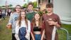 Zahlreiche Menschen besuchen am Samstag 22.06.24 das Promenaden Weinfest in Kitzingen am Main. Für die Partystimmung am Weinfest sorgten die "Partyvögel".