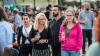 Zahlreiche Menschen besuchen am Samstag 22.06.24 das Promenaden Weinfest in Kitzingen am Main. Für die Partystimmung am Weinfest sorgten die "Partyvögel".