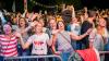 Zahlreiche Menschen besuchen am Samstag 22.06.24 das Promenaden Weinfest in Kitzingen am Main. Für die Partystimmung am Weinfest sorgten die "Partyvögel".