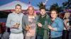 Zahlreiche Menschen besuchen am Samstag 22.06.24 das Promenaden Weinfest in Kitzingen am Main. Für die Partystimmung am Weinfest sorgten die "Partyvögel".