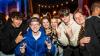 Zahlreiche Menschen besuchen am Samstag 22.06.24 das Promenaden Weinfest in Kitzingen am Main. Für die Partystimmung am Weinfest sorgten die "Partyvögel".