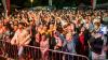 Zahlreiche Menschen besuchen am Samstag 22.06.24 das Promenaden Weinfest in Kitzingen am Main. Für die Partystimmung am Weinfest sorgten die "Partyvögel".