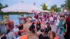 Zahlreiche Menschen besuchen am Samstag 22.06.24 das Promenaden Weinfest in Kitzingen am Main. Für die Partystimmung am Weinfest sorgten die "Partyvögel".