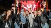 Zahlreiche Menschen besuchen am Samstag 22.06.24 das Promenaden Weinfest in Kitzingen am Main. Für die Partystimmung am Weinfest sorgten die "Partyvögel".