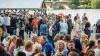 Zahlreiche Menschen besuchen am Samstag 22.06.24 das Promenaden Weinfest in Kitzingen am Main. Für die Partystimmung am Weinfest sorgten die "Partyvögel".