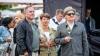 Zahlreiche Menschen besuchen am Samstag 22.06.24 das Promenaden Weinfest in Kitzingen am Main. Für die Partystimmung am Weinfest sorgten die "Partyvögel".