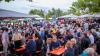Zahlreiche Menschen besuchen am Samstag 22.06.24 das Promenaden Weinfest in Kitzingen am Main. Für die Partystimmung am Weinfest sorgten die "Partyvögel".