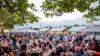 Zahlreiche Menschen besuchen am Samstag 22.06.24 das Promenaden Weinfest in Kitzingen am Main. Für die Partystimmung am Weinfest sorgten die "Partyvögel".