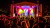 Zahlreiche Menschen besuchen am Samstag 22.06.24 das Promenaden Weinfest in Kitzingen am Main. Für die Partystimmung am Weinfest sorgten die "Partyvögel".