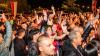 Zahlreiche Menschen besuchen am Samstag 22.06.24 das Promenaden Weinfest in Kitzingen am Main. Für die Partystimmung am Weinfest sorgten die "Partyvögel".