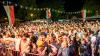 Zahlreiche Menschen besuchen am Samstag 22.06.24 das Promenaden Weinfest in Kitzingen am Main. Für die Partystimmung am Weinfest sorgten die "Partyvögel".