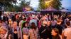 Zahlreiche Menschen besuchen am Samstag 22.06.24 das Promenaden Weinfest in Kitzingen am Main. Für die Partystimmung am Weinfest sorgten die "Partyvögel".