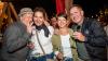 Zahlreiche Menschen besuchen am Samstag 22.06.24 das Promenaden Weinfest in Kitzingen am Main. Für die Partystimmung am Weinfest sorgten die "Partyvögel".