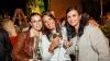 Zahlreiche Menschen besuchen am Samstag 22.06.24 das Promenaden Weinfest in Kitzingen am Main. Für die Partystimmung am Weinfest sorgten die "Partyvögel".