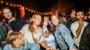 Zahlreiche Menschen besuchen am Samstag 22.06.24 das Promenaden Weinfest in Kitzingen am Main. Für die Partystimmung am Weinfest sorgten die "Partyvögel".