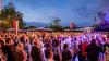 Zahlreiche Menschen besuchen am Samstag 22.06.24 das Promenaden Weinfest in Kitzingen am Main. Für die Partystimmung am Weinfest sorgten die "Partyvögel".