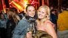 Zahlreiche Menschen besuchen am Samstag 22.06.24 das Promenaden Weinfest in Kitzingen am Main. Für die Partystimmung am Weinfest sorgten die "Partyvögel".